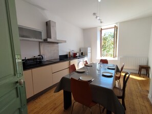 A modern kitchen with a dining area. - Jura-style house with a garden in the heart of the village of Mouthe (Mouthe)