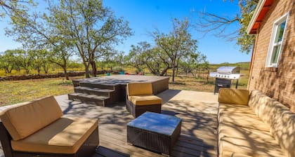 Spacious 4BR Ranch Wildlife Firepit Patios