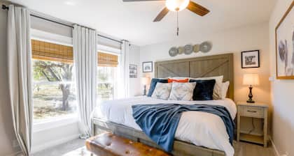 Spacious 4BR Ranch Wildlife Firepit Patios