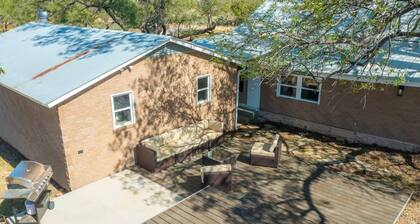 Country Charm, Scenic 4BR Farmhouse w/Fire pit