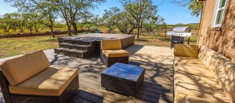 Spacious 4BR Ranch Wildlife Firepit Patios