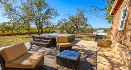 Spacious 4BR Ranch Wildlife Firepit Patios