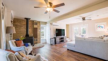 Smart-tv, eldstad och böcker