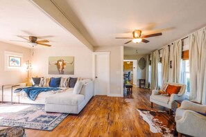 Smart TV, fireplace, offices - Country Charm, Scenic 4BR Farmhouse w/Fire pit (Santa Anna)