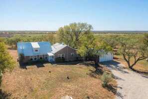 Exterior - Country Charm, Scenic 4BR Farmhouse w/Fire pit (Santa Anna)