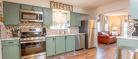 ثلاجة، ميكروويف، فرن، موقد طهي مسطح