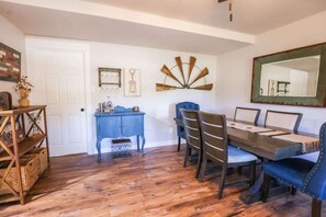 Dining - Country Charm, Scenic 4BR Farmhouse w/Fire pit (Santa Anna)