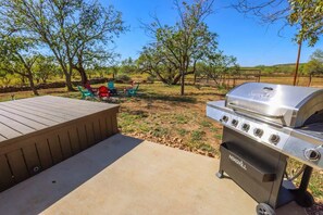 Terrace/patio - Country Charm, Scenic 4BR Farmhouse w/Fire pit (Santa Anna)