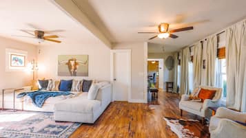 Smart-TV, Kamin, Bücher