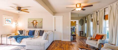 Smart-TV, Kamin, Bücher