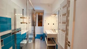 Dusche, Haartrockner, Bidet, Handtücher