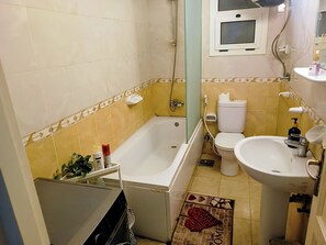Jetted bath, towels, soap, shampoo