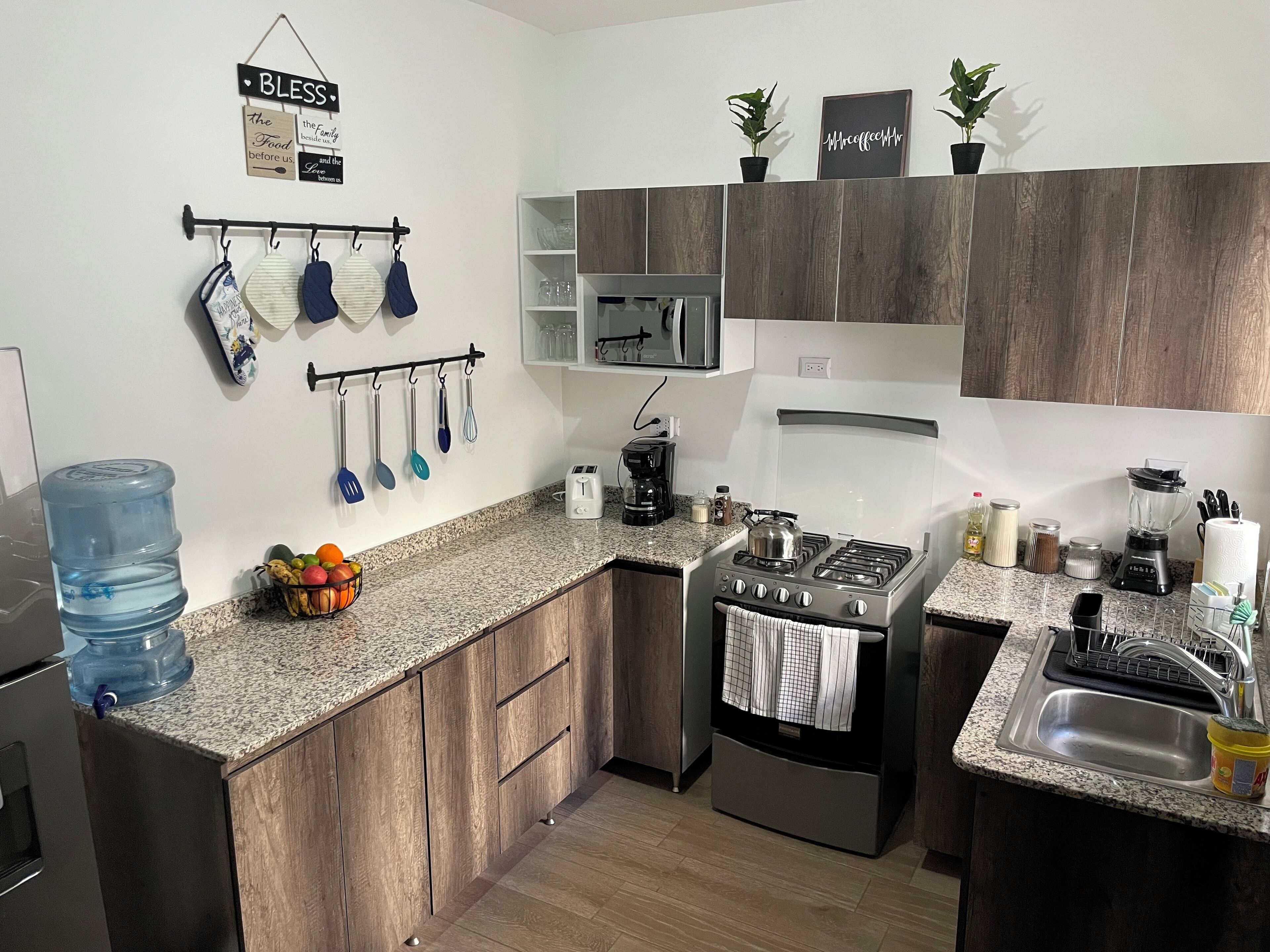 Kylskåp, mikrovågsugn, ugn och spishäll