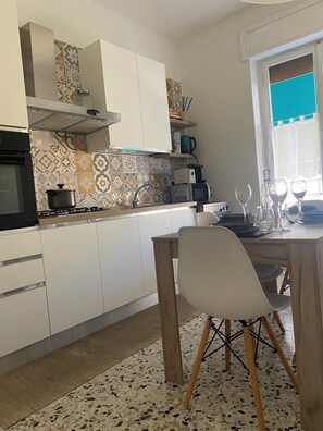 冷蔵庫、電子レンジ、オーブン、コンロ