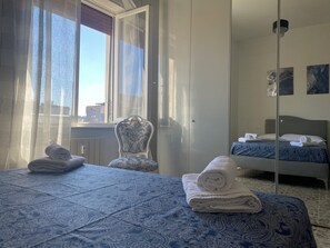 3 室のベッドルーム、デスク、アイロン / アイロン台、旅行用ベビーベッド