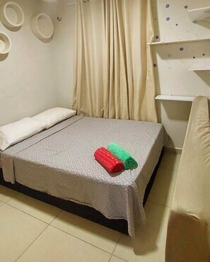 2 dormitorios, cortinas opacas, tabla de planchar con plancha