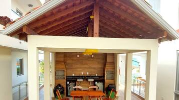 2 kamar tidur, tirai kedap cahaya, dan setrika/meja setrika