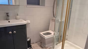 Pyyhkeet, saippua, vessapaperi