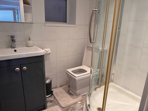 Pyyhkeet, saippua, vessapaperi