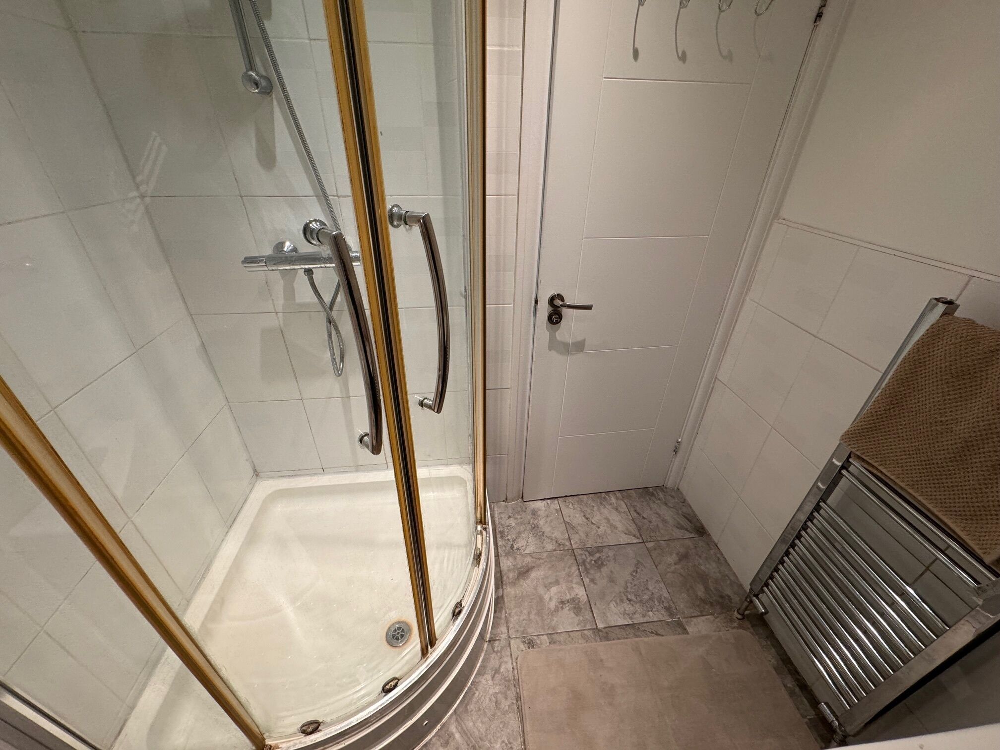 Serviettes fournies, savon, papier toilette