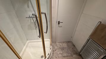 Serviettes fournies, savon, papier toilette