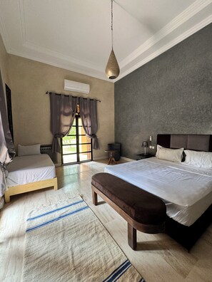 7 bedrooms, iron/ironing board, WiFi, bed sheets
