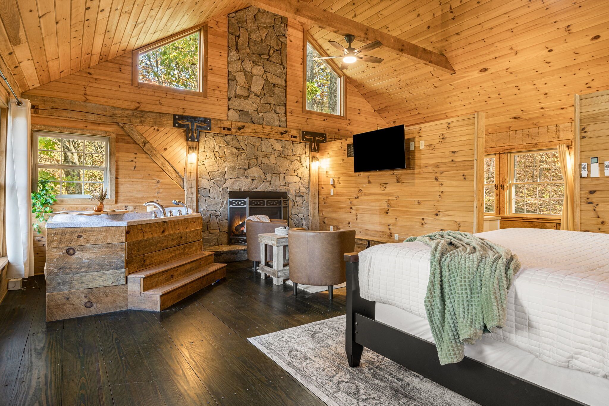 5 quartos, escrivaninha, ferros/tábuas de passar roupa