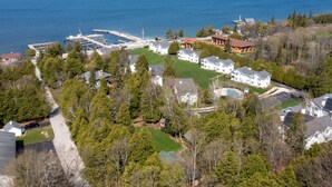 Una zona residenziale sulla costa, con case, un molo e una vasta distesa d'acqua.