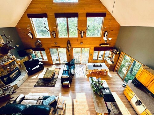 TreeTop Lodge Trailside With Heated Garage