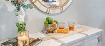 Darling Fort Worth Getaway! Located near The Stockyards,Downtown & TCU
