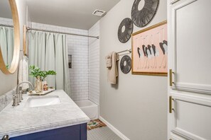Shower, hair dryer, towels - Fort Worth Getaway! Near The Stockyards, Downtown & All The Fun! (Westworth Village)