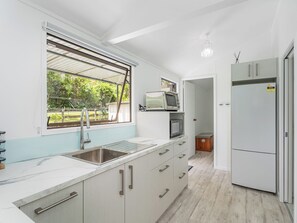 Kühlschrank, Mikrowelle, Ofen, Wasserkocher mit Kaffee-/Teezubehör