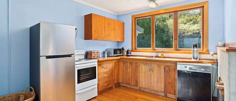 Kühlschrank, Mikrowelle, Geschirrspüler, Toaster