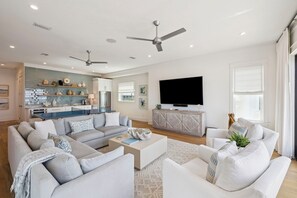 Een televisie, een tafeltennistafel en een stereo