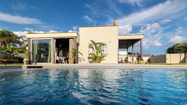 A modern house with a swimming pool, featuring a glass door entrance, a covered patio, and a small garden area. - Villa Olive & Champagne con piscina privata (Santa Maria del Focallo)