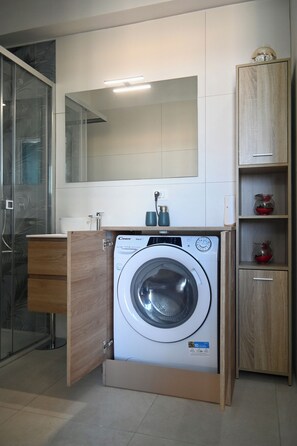 Superior Room, City View, Sea Facing | Bathroom