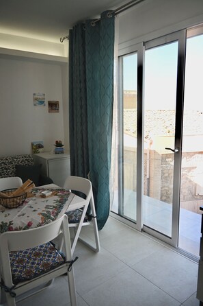 Superior Room, City View, Sea Facing | Living area - Mare Arcobaleno - Casa Vacanze (Pachino)