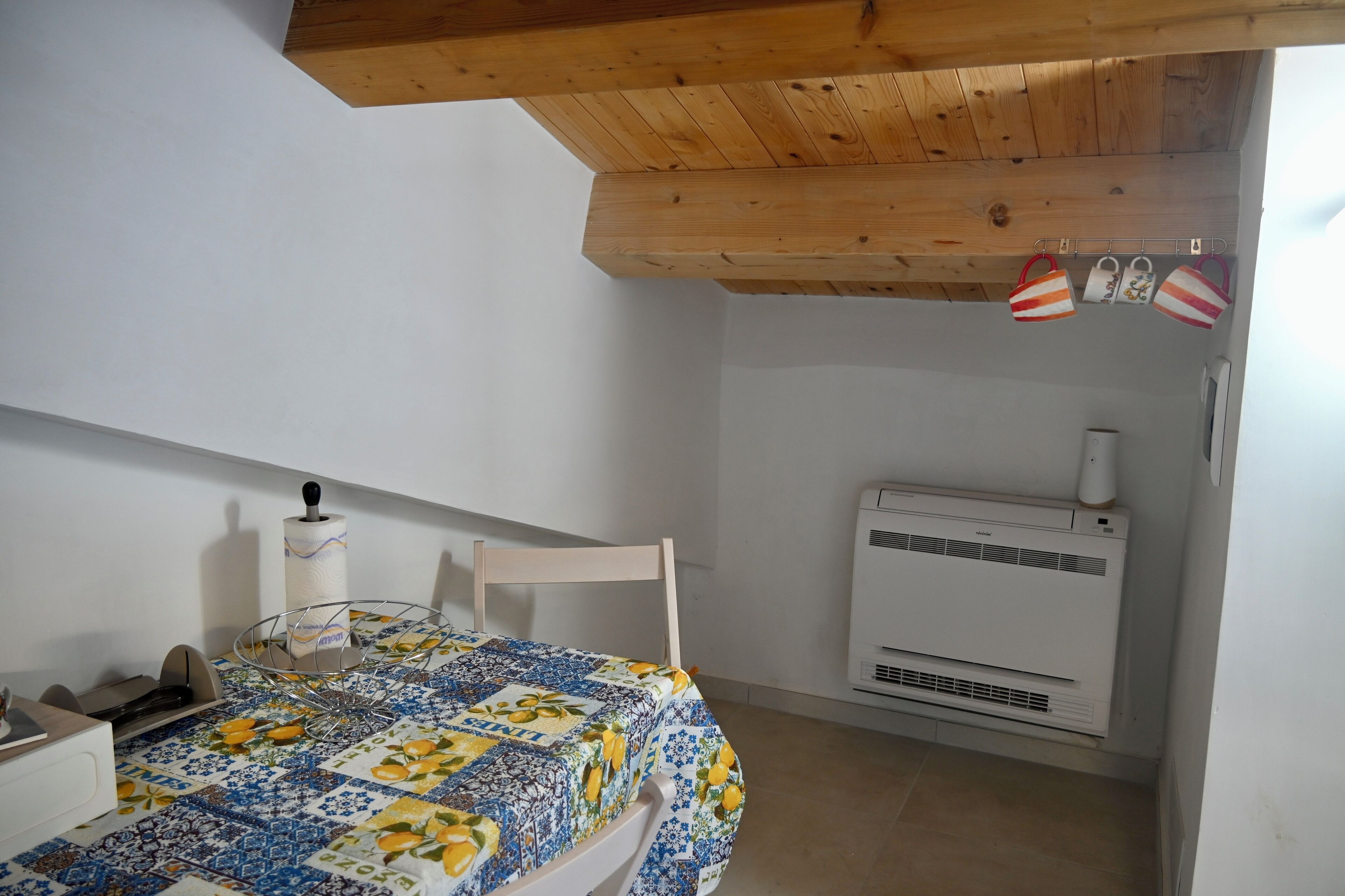 Ein Schlafzimmer mit Bett, Holzboden, Klimaanlage und Fenster.