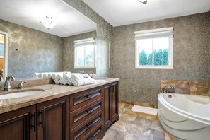 Secador de cabelo, bidê, toalhas de banho, sabonete