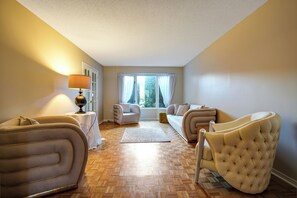 Una Smart TV, una chimenea, una mesa de tenis de mesa