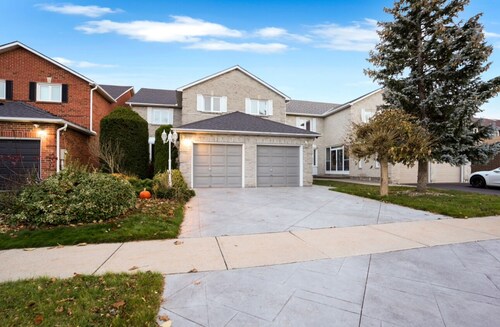 Sleek; 4 bedroom, two story with basement and Ping pong table in Thornhill