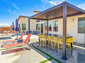 Outdoor dining - Desert Picasso - Pool, Spa, Games and Mountain Views in quiet Desert Hot Springs (Desert Hot Springs)