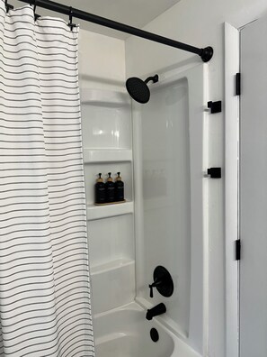 Hair dryer, towels, soap, shampoo - Charming, Spacious. 3bd, 1.5 B by - Chain O'Lakes. Kayaks&bikes 30-Day min stay (Antioch)