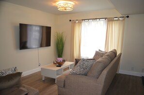 Smart TV, fireplace, books, computer monitors - Charming, Spacious. 3bd, 1.5 B by - Chain O'Lakes. Kayaks&bikes 30-Day min stay (Antioch)