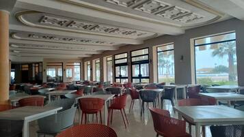 2 restaurants, breakfast served