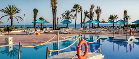 3 piscines extérieures, parasols de plage, chaises longues