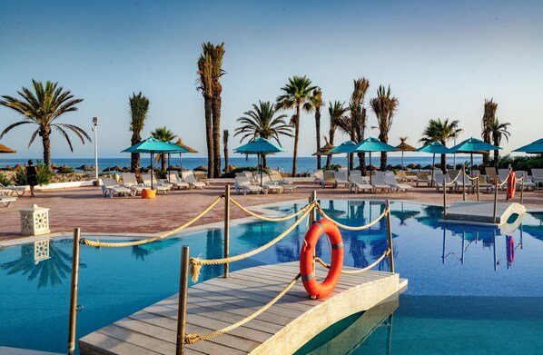 3 piscines extérieures, parasols de plage, chaises longues
