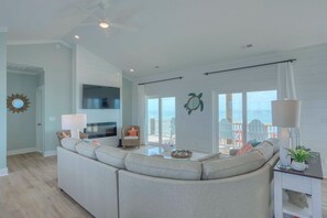 Smart TV, chimenea y libros