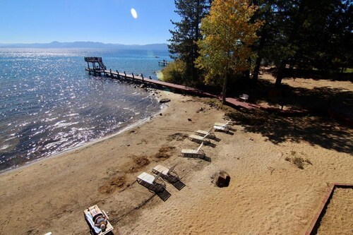 Spend Thanksgiving at Lake Tahoe North Shore at a Charming 2-bedroom resort