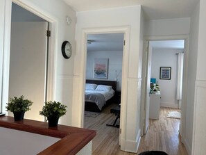 3 chambres, bureau, fer et planche à repasser, lit de bébé portatif